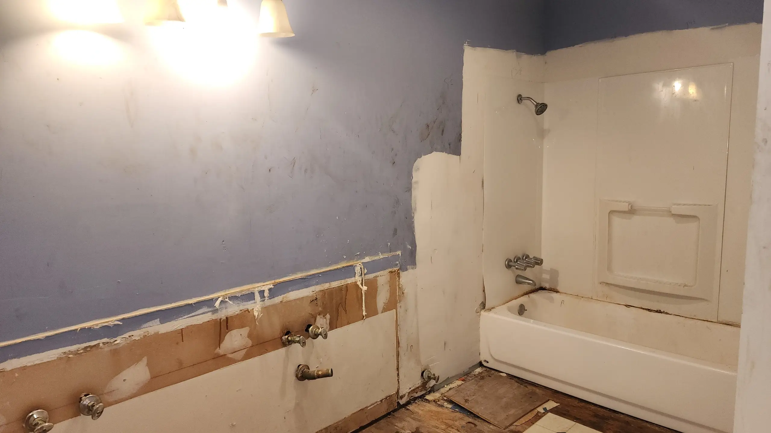 Annaville - old damaged bathroom before remodel